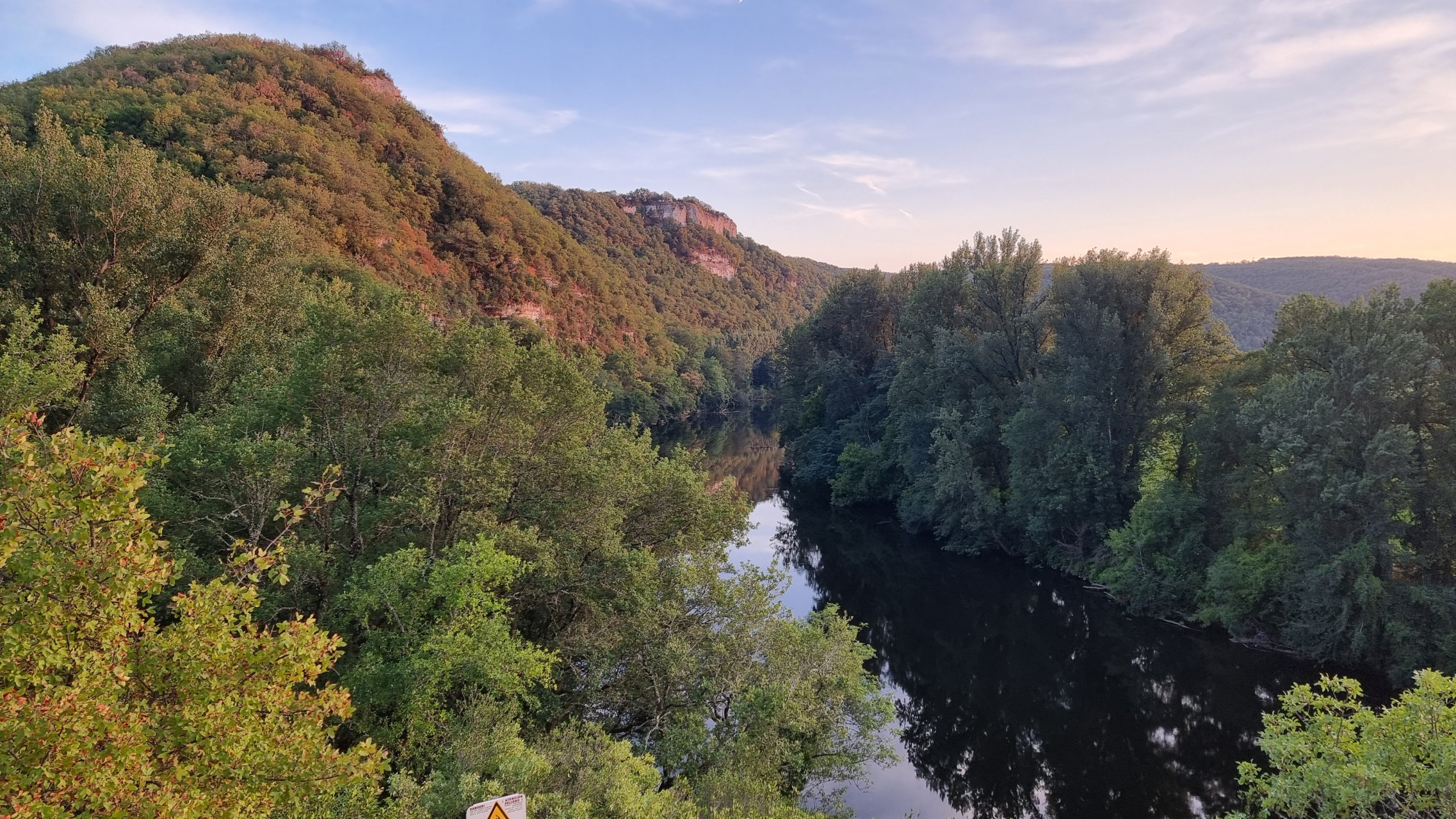 La vallée du Lot au pied des falaises vue du côté du département de l'Aveyron en août 26 au couchant