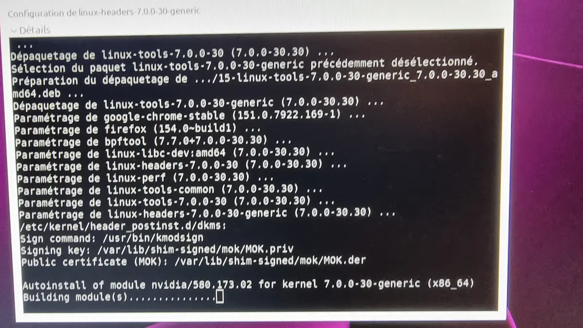 l'écran du terminal de l'ordinateur montre les mises à jour en cours
