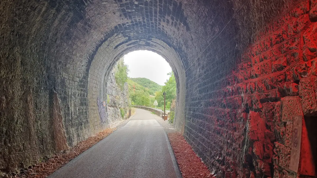 la sortie du tunnel de Montbrun dans le Lot, on devine la voie verte et le causse