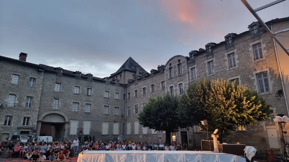 la place B Lhez de Villefranche de Rouergue avant le spectacle