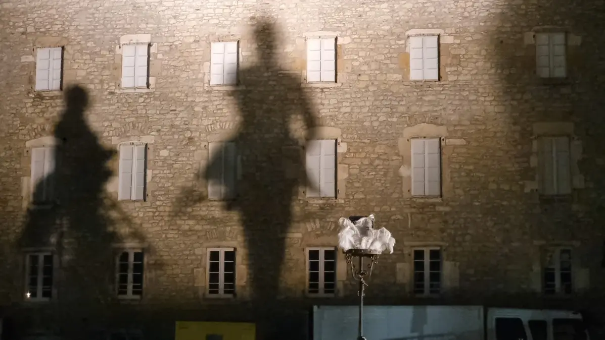 Tout en vrac - l'ombre des acteurs projetée sur une façade