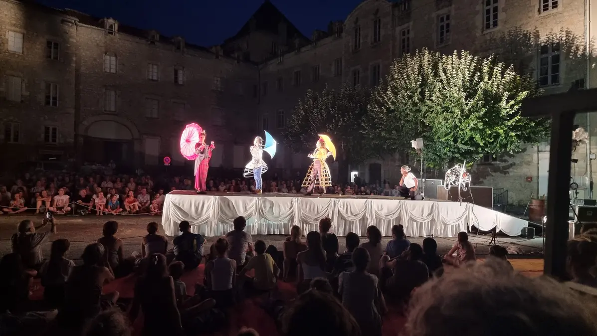 Le début du spectacle Burning Scarlett