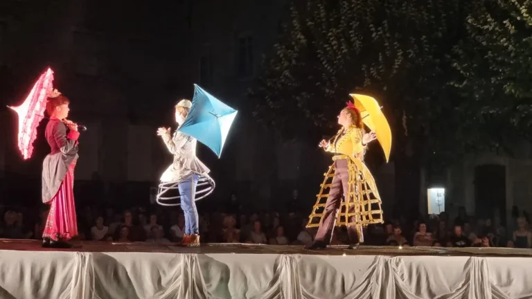 Burning Scarlett, des costumes épatants et modernes