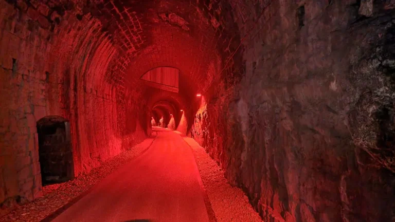 le tunnel de Montbrun à l'éclairage rouge pour préserver les chauves souris