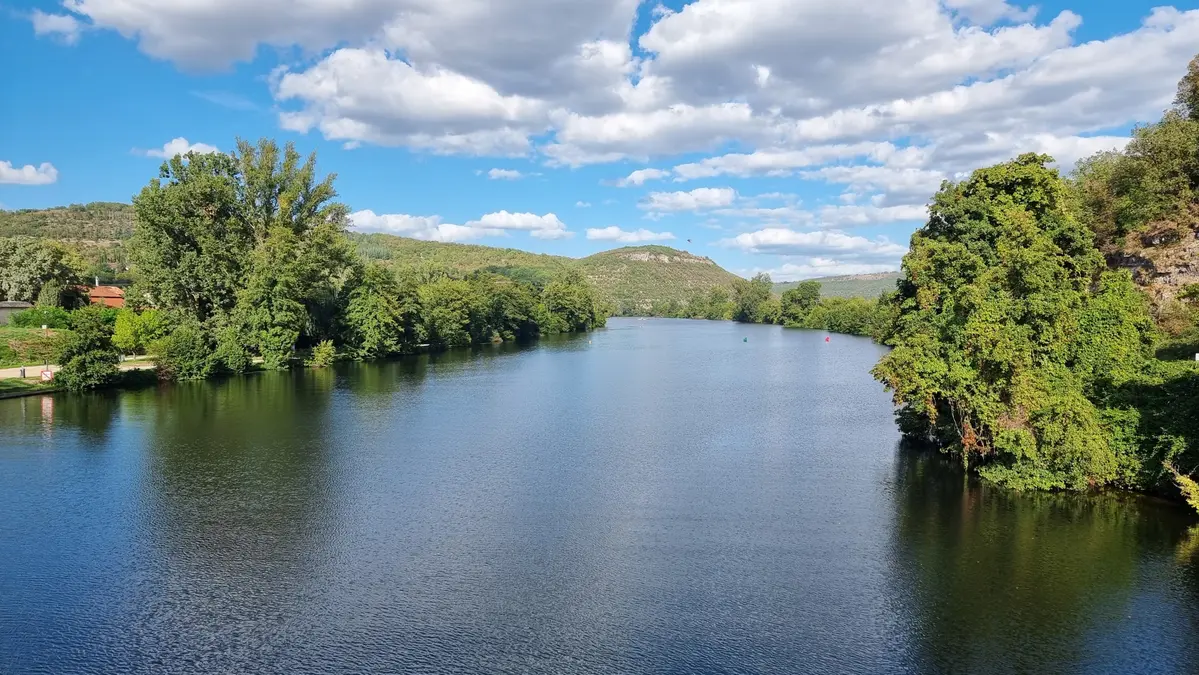 la vallée du Lot vue du pont de Cajarc à la frontière du département