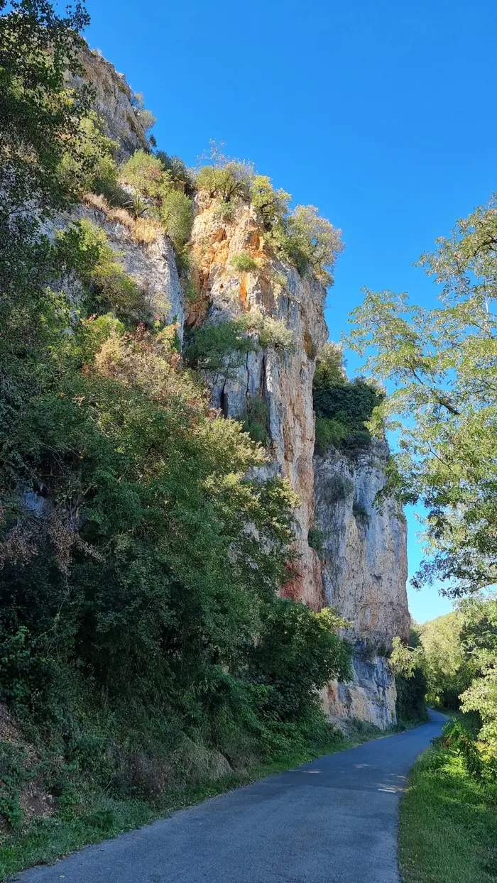 falaise au pied du village de Calvignac
