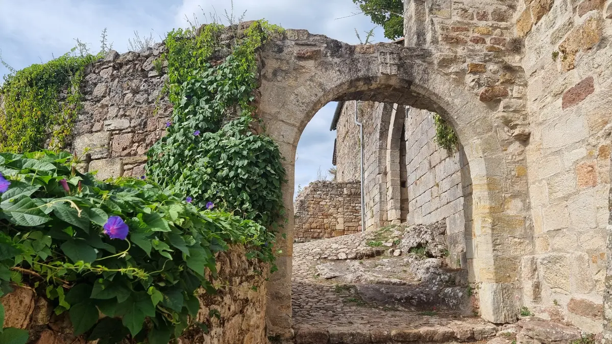 une arche sur les remparts de Capdenac le Haut