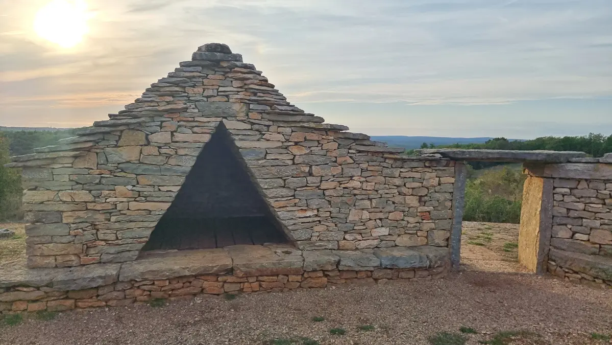 les caselles sur la colline de Pech Laglaire près du chemin de Saint-Jacques en septembre 26