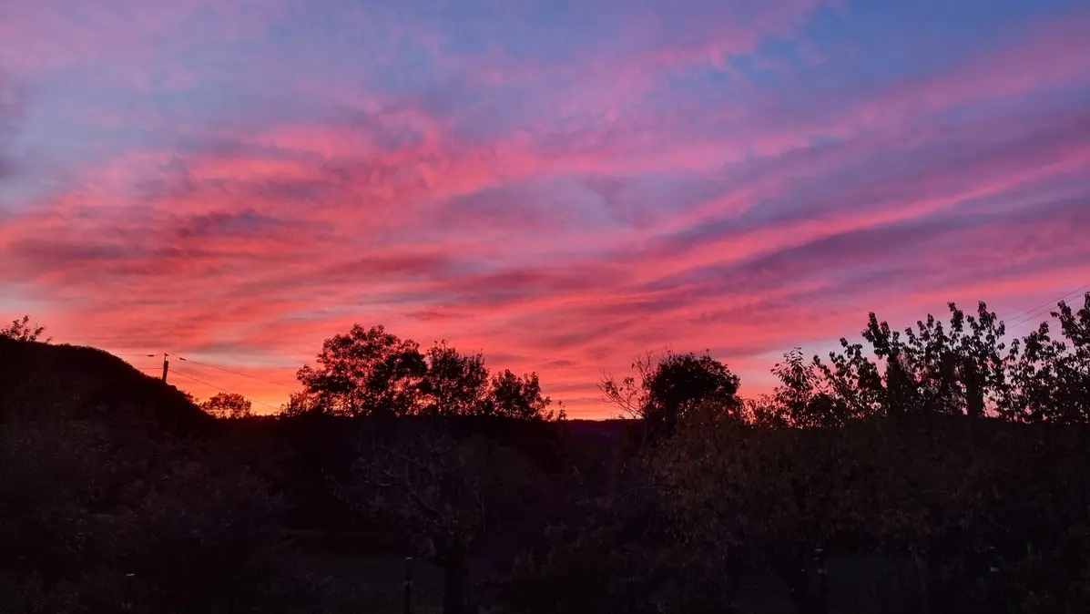 coucher de soleil mêlant les rouges les orangés et le violet en sept 26
