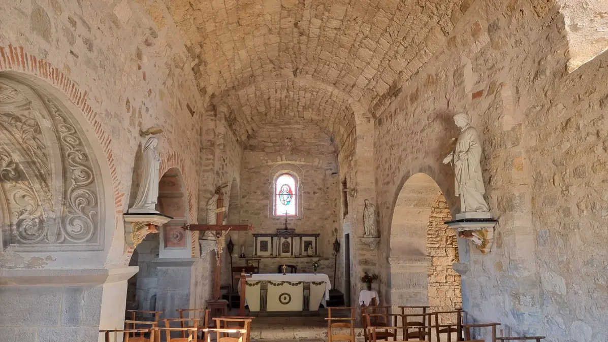 l'intérieur de la petite église de Calvignac dans le Lot