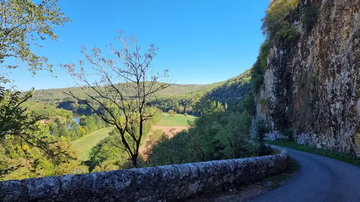 Lagune du côté de Calvignac bordée par la falaise calacaire avec le Lot au fond de la vallée