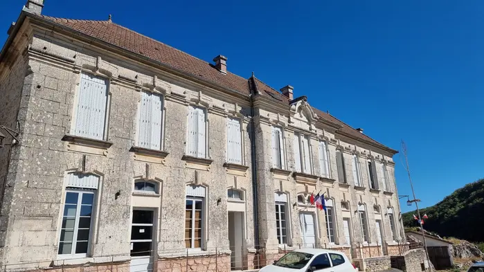 Mairie immense de Calvignac