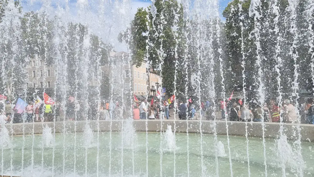 on entrevoit les manifestants derrière les jets d'eau - Cahors sept 26