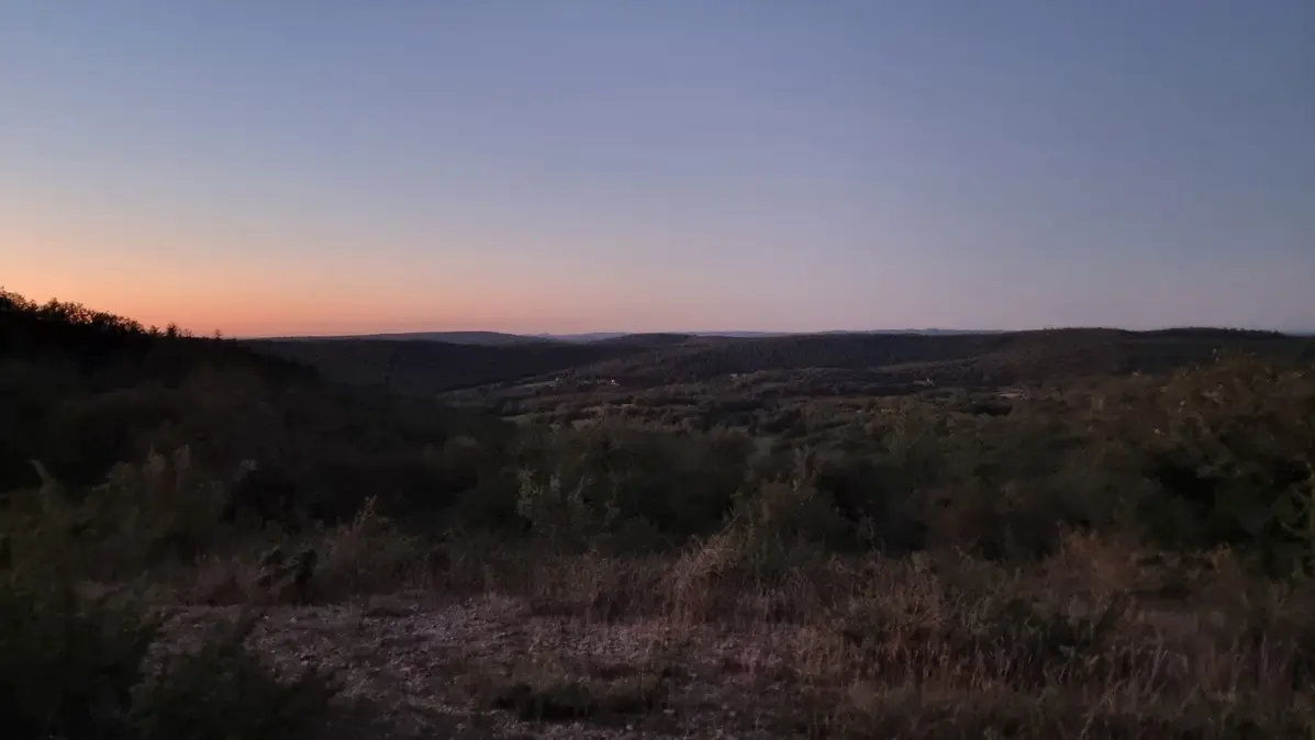 la nuit tombe vite sur le causse début septembre, on voit l'ombre envahir le plateau