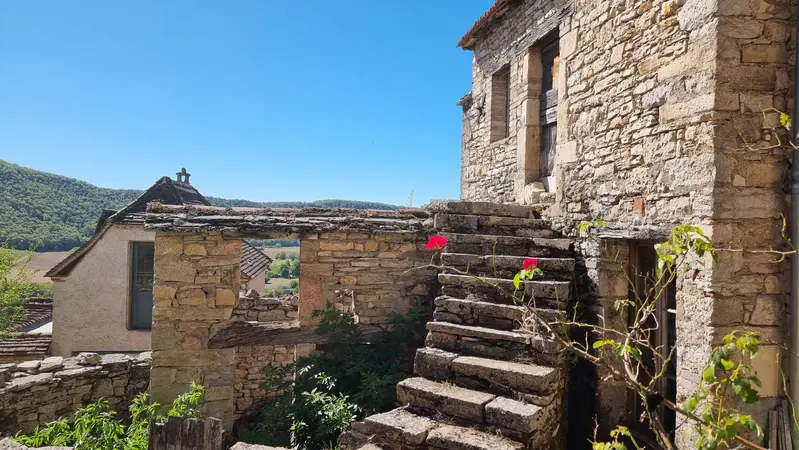petit escalier vers une maison de Calvignac