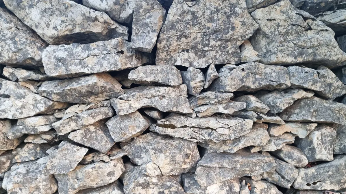 un mur de pierres sèches vu de près
