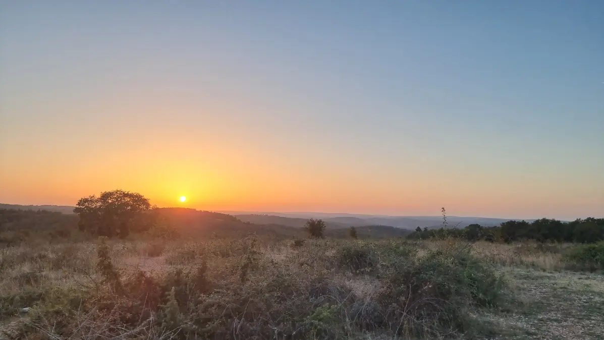 Sur le causse au coucher de soleil un soir de septembre 2026